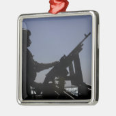 Techniker bemannt ein Maschinengewehr M240 im Irak Silbernes Ornament (Links)