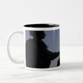 Techniker bemannt ein Maschinengewehr M240 im Irak Zweifarbige Tasse (Links)