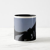 Techniker bemannt ein Maschinengewehr M240 im Irak Zweifarbige Tasse (Mittel)