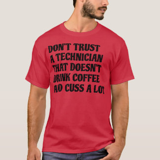 Techniker, der Kaffee trinkt, treibt viel T-Shirt