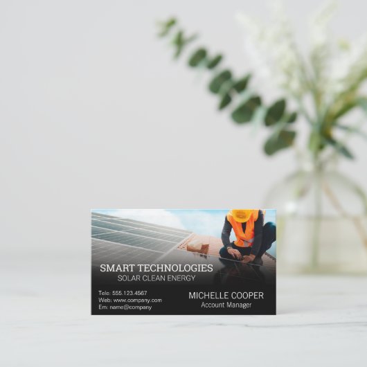Techniker, der Solarzellen installiert | Power Ene Visitenkarte (Stehend Vorderseite)