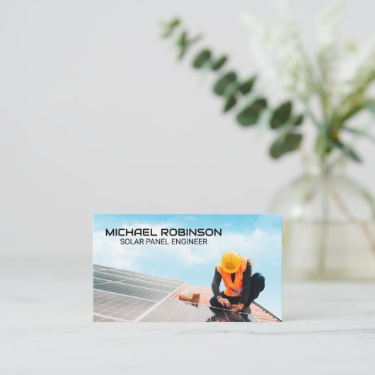 Techniker installiert Solaranlage auf Dach Visitenkarte (Stehend Vorderseite)