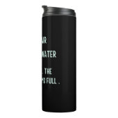 Technisch ist das Glas immer voll Thermosbecher (Nach rechts gedreht)