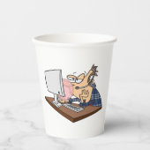 Technischer Support wirft eine Blase Pappbecher (Vorderseite)