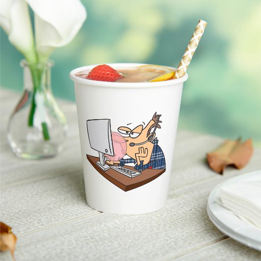 Technischer Support wirft eine Blase Pappbecher