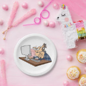 Technischer Support wirft eine Blase Pappteller (Party)