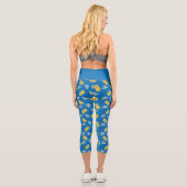 Ted Lasso | Believe Sign and Ball Toss Pattern Capri Leggings (Rückseite)
