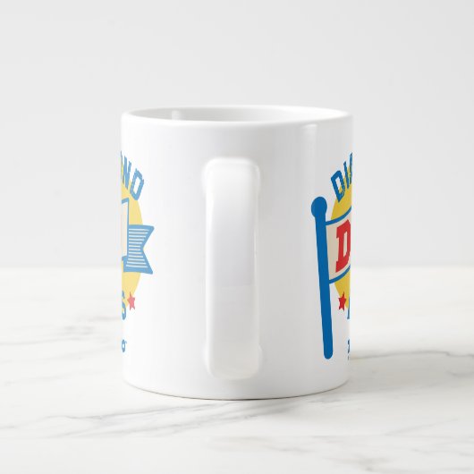 Ted Lasso | Diamond Hogs Pennant Graphic Jumbo-Tasse (Rückseite)