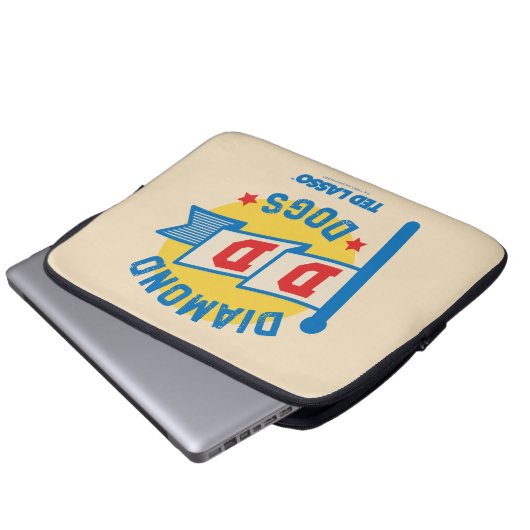 Ted Lasso | Diamond Hogs Pennant Graphic Laptopschutzhülle (Vorne Knopf)