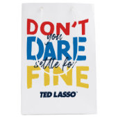 Ted Lasso | Don't You Dare Settle For Fine Mittlere Geschenktüte (Vorderseite)