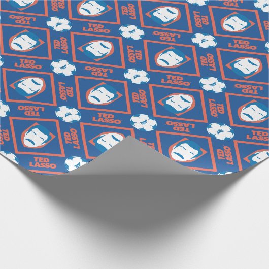 Ted Lasso | Face and Ball Diamond Pattern Geschenkpapier (Ecke)