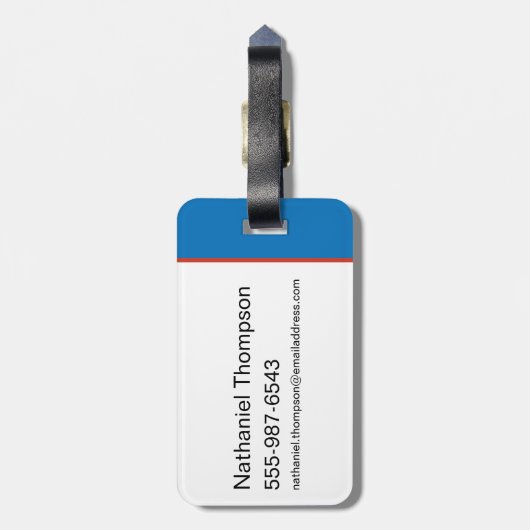 Ted Lasso | He's Here He's There Playbook Pattern Gepäckanhänger (Rückseite vertikal)