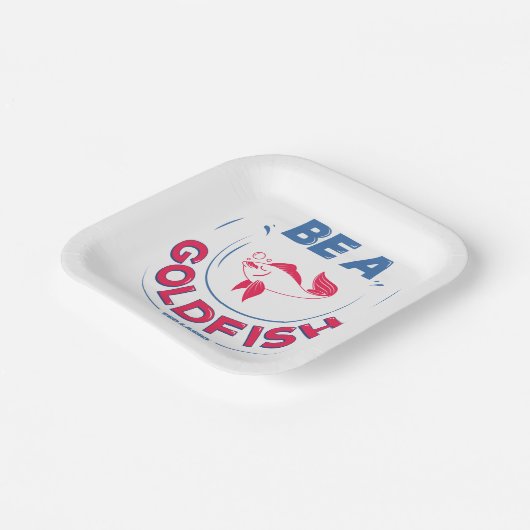 Ted Lasso | Seien Sie Goldfisch Pappteller (Gewinkelt)