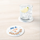 Ted Lasso | Seien Sie Goldfisch Runder Pappuntersetzer (Vor Ort)