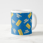 Ted Lasso | Sign and Ball Toss Muster glauben Jumbo-Tasse (Vorderseite Rechts)
