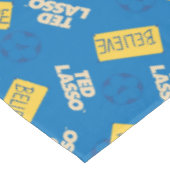 Ted Lasso | Sign and Ball Toss Muster glauben Tischdecke (Schrägansicht)