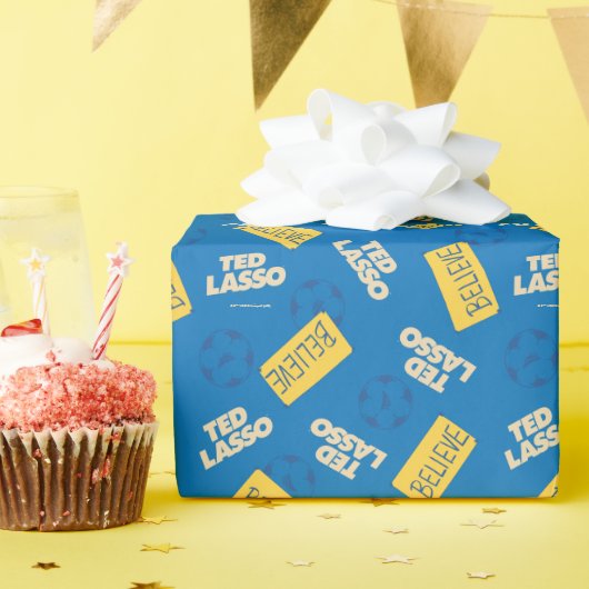 Ted Lasso Soccer Pattern Geschenkpapier (Geburtstagsparty)