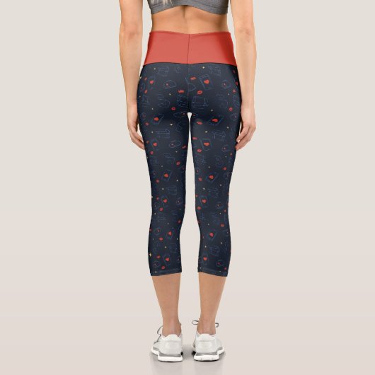Ted Lasso | Tea and Biscuit Icon Toss Pattern Capri Leggings (Rückseite)
