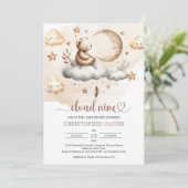 Teddy Bär sitzt auf wolkenneutralen Farben Einladung (Stehend Vorderseite)