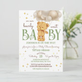 Teddy Bär warten grünbraune Babydusche Einladung (Stehend Vorderseite)