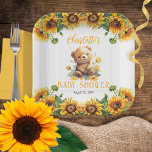 Teddy Bear and Sunflowers Baby Dusche Pappteller<br><div class="desc">Die Einführung einer bezaubernden und geschlechtsneutralen Designvorlage, die jede Mutter begeistern wird! Dieses bezaubernde Design zeichnet sich durch einen niedlichen kleinen Teddybär in Aquarellen aus, der inmitten eines Sonnenblumenfeldes liegt, umgeben von Sonnenblumenbäumen von oben und unten. Das Set vor einem knalligen, weißen Hintergrund strahlt ein fröhliches Ambiente aus und ist...</div>