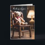 Teddy Bear auf einem Stuhl Karte<br><div class="desc">Ein niedlicher brauner Teddybär sitzt auf einem Stuhl und strahlt Lampenlicht aus,  um an Sie zu denken. Alle Texte können bearbeitet werden.</div>