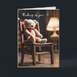 Teddy Bear auf einem Stuhl Karte<br><div class="desc">Ein niedlicher brauner Teddybär sitzt auf einem Stuhl und strahlt Lampenlicht aus,  um an Sie zu denken. Alle Texte können bearbeitet werden.</div>