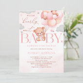 Teddy Bear Ballon Pink Bearly Wait Baby Dusche Einladung (Stehend Vorderseite)
