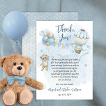 Teddy Bear Balloons Boy Bearly Wait Baby Dusche Dankeskarte<br><div class="desc">Niedliches Baby-Duschdesign mit einem Teddybär mit einer blauen Bogen-Krawatte, die auf einer Seite an einem Ballon hängt und auf der rechten Seite einen Blumenstrauß trägt. Zwischen den beiden Ballons hängen Jagdfahnen, die die Worte "Danke!" unterstützen. Wolken und Sterne auf blauem Aquarell runden das Design ab. Zurück ist ein Aquarellhimmel mit...</div>