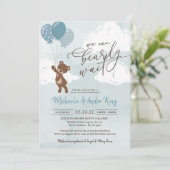 Teddy Bear Floating mit Balloons Boy Baby Shower Einladung (Stehend Vorderseite)
