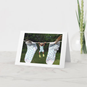 Teddy Bear in Socken auf einer Kleiderreihe Karte