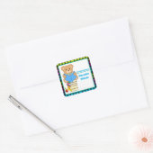 Teddy Bear liest seine Bücher Personalisiert Quadratischer Aufkleber (Umschlag)