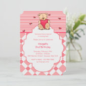 Teddy Bear mit Herzeinladung Einladung (Stehend Vorderseite)