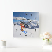Teddy Bear Skier auf schneebedeckten Bergen Quadratische Wanduhr (Zuhause)