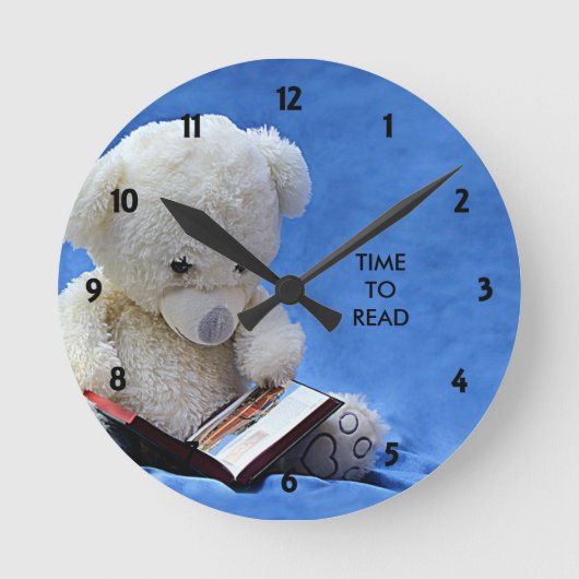Teddy Bear Time to Read Blue Stuffed Animal, ZKOA Runde Wanduhr (Vorderseite)