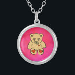 Teddy Bear Versilberte Kette<br><div class="desc">Adorable Teddy Bärengrafik. Dieser niedliche und liebenswerte Bär hat Herz auf den Fußsohlen sowie auf seiner Brust,  wo sein Herz sein sollte. Seine Augen sehen ein bisschen traurig aus. Awww. Hintergrund ist ein wirbelndes rosa Aquarellbild.</div>