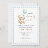 Teddy Bear We can Bearly wait Boy Baby shower Einladung (Vorderseite)