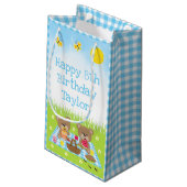 Teddy Bears Picnic Blue Gingham Happy Birthday Kleine Geschenktüte (Rückseite Schrägansicht)
