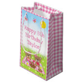 Teddy Bears Picnic Pink Gingham Happy Birthday Kleine Geschenktüte (Rückseite Schrägansicht)