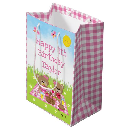 Teddy Bears Picnic Pink Gingham Happy Birthday Mittlere Geschenktüte (Vorderseite Schrägansicht)
