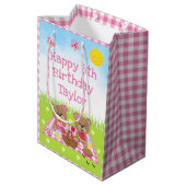 Teddy Bears Picnic Pink Gingham Happy Birthday Mittlere Geschenktüte (Rückseite Schrägansicht)
