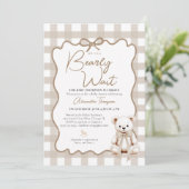 Teddy Neutral Gingham Bearly Wait Bow Baby Shower Einladung (Stehend Vorderseite)