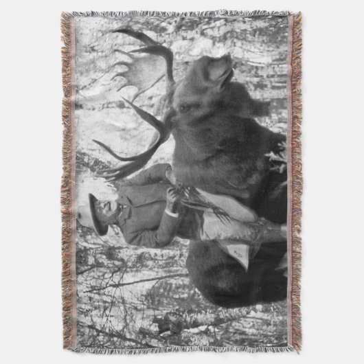 Teddy Roosevelt, der einen Stier-Elch reitet Decke (Vorderseite Vertikal)