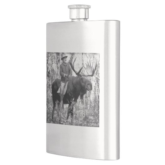 Teddy Roosevelt, der einen Stier-Elch reitet Flachmann (Links)