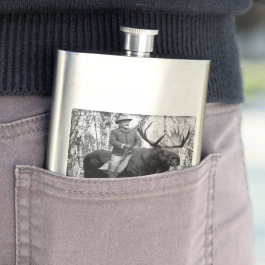 Teddy Roosevelt, der einen Stier-Elch reitet Flachmann (Beispiel)