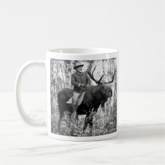 Teddy Roosevelt, der einen Stier-Elch reitet Kaffeetasse