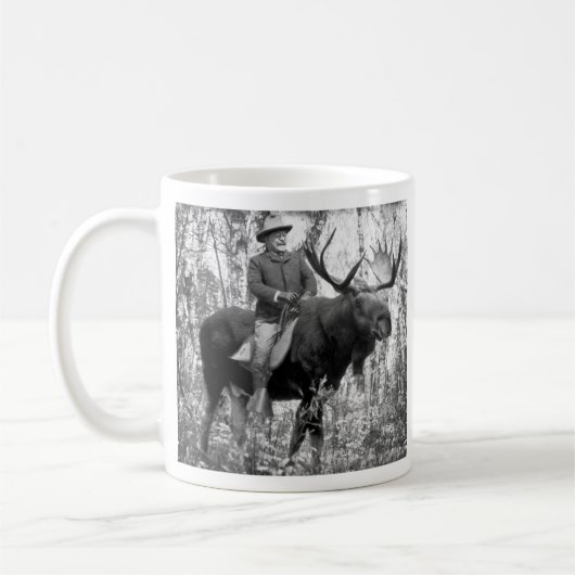 Teddy Roosevelt, der einen Stier-Elch reitet Kaffeetasse (Links)