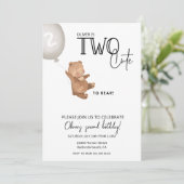 Teddy trägt 2. Geburtstag ZWEI niedlich Einladung (Stehend Vorderseite)