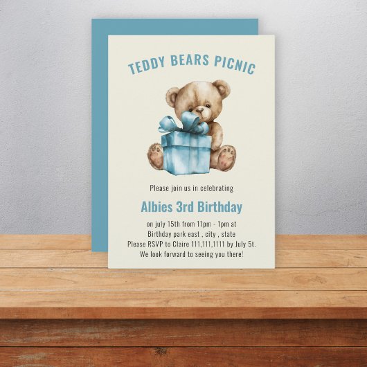 Teddy trägt die Einladung zum Geburtstag eines Pic