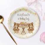 Teddy trägt eine Geburtstagsparty mit Picknick Pappteller<br><div class="desc">Teddy trägt personalisierte Teller zum Picknickgeburtstag. Zwei Teedys sitzen am Picknicktisch. Niedlich für kleine Kinder,  leicht zu machen und passend zum Geburtstagsthema.</div>